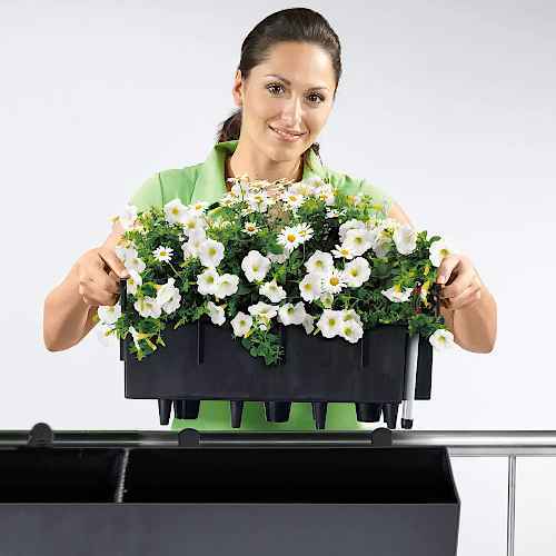 Lifting the BALCONERA Color Planter Liner